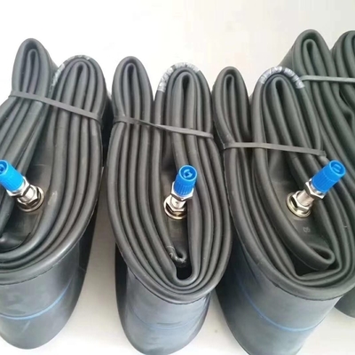 20%-26% rubbergehalte Chinese motorfietsbanden Natuurlijke butylinterne buis in de haven van Qingdao
