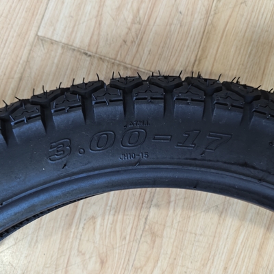 Street Motorcycle Tire 3.00-17 met standaard en redelijke kleur zwart