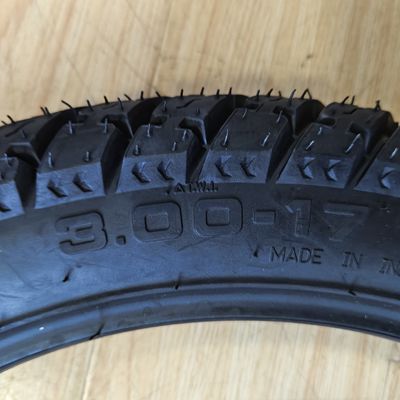 Natuurlijke rubberen motorfietsbanden Gehalsen Directe weerstandsbanden Motorfietsbanden3.00-17