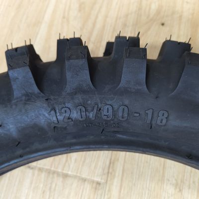 Zwarte zachte banden voor Rusland 1408018 1209019 909021 Laadhaven Qingdao