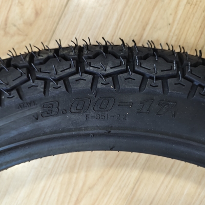 OEM aanvaardbare motorfietsbanden 300-17 voor motorrubbergehalte 35%-55%