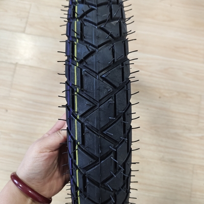 Natuur rubber staal nylon materiaal 90/90-18 Motorfietsband voor het laden van de haven Qingdao