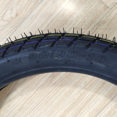 Natuur rubber staal nylon materiaal 90/90-18 Motorfietsband voor het laden van de haven Qingdao