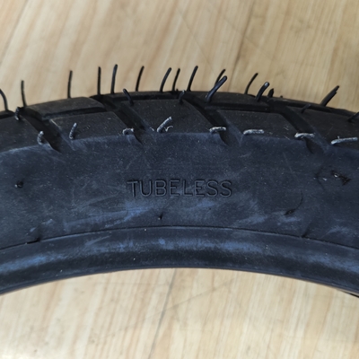 Natuur rubber staal nylon materiaal 90/90-18 Motorfietsband voor het laden van de haven Qingdao