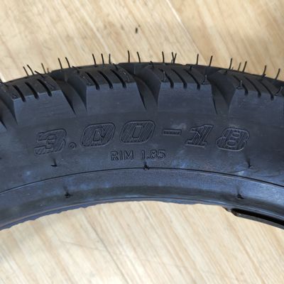Qingdao-laadhaven 3.00-18 Motorfietsband met bandenkooi