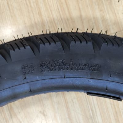 Qingdao-laadhaven 3.00-18 Motorfietsband met bandenkooi