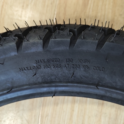 TT/TL motorfietsbanden driewielbanden voor vervanging/reparatie in Qingdao-ladinghaven