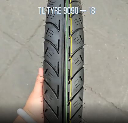 Dual sportband 90/90-18 voor motorrijtuigen met een rubbergehalte van 30% tot 45%