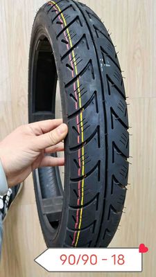 Dual sportband 90/90-18 voor motorrijtuigen met een rubbergehalte van 30% tot 45%