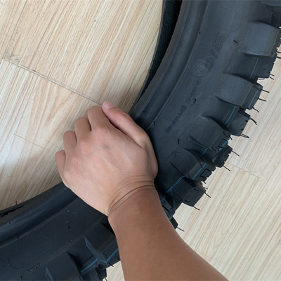 Zwakke band 140/80-18 Motorfietsband voor offroad-wedstrijden in de haven van Qingdao
