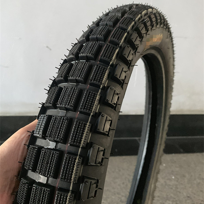 Qingdao Port Loading Bajaj Boxer Motorcycle band 3.00-18 met 20000 KM werktijd