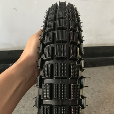 Qingdao Port Loading Bajaj Boxer Motorcycle band 3.00-18 met 20000 KM werktijd