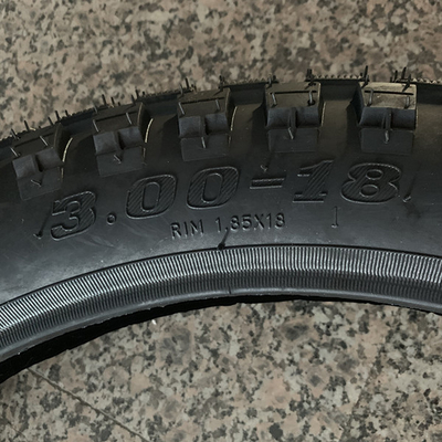 Qingdao Port Loading Bajaj Boxer Motorcycle band 3.00-18 met 20000 KM werktijd