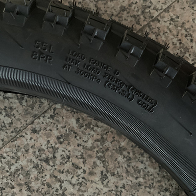 Qingdao Port Loading Bajaj Boxer Motorcycle band 3.00-18 met 20000 KM werktijd