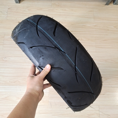 Banden van motorfietsen 180/55-17 190/55-17 voor het laden in Qingdao-haven