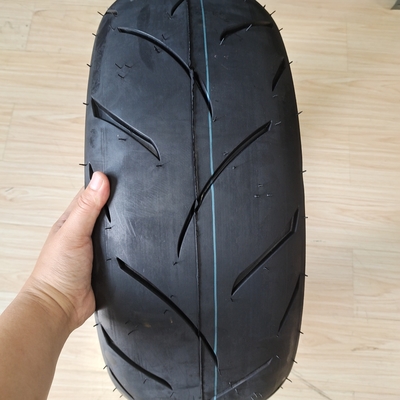 Banden van motorfietsen 180/55-17 190/55-17 voor het laden in Qingdao-haven