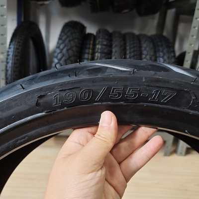 Banden van motorfietsen 180/55-17 190/55-17 voor het laden in Qingdao-haven