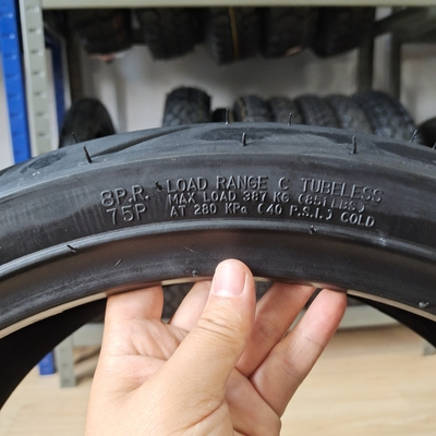 Banden van motorfietsen 180/55-17 190/55-17 voor het laden in Qingdao-haven