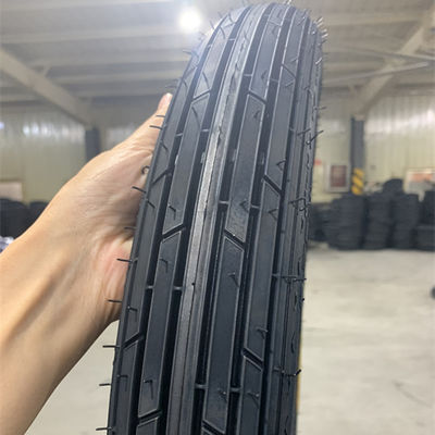 Verkoop van banden voor motorfietsen in Qingdao-haven 2.75-17