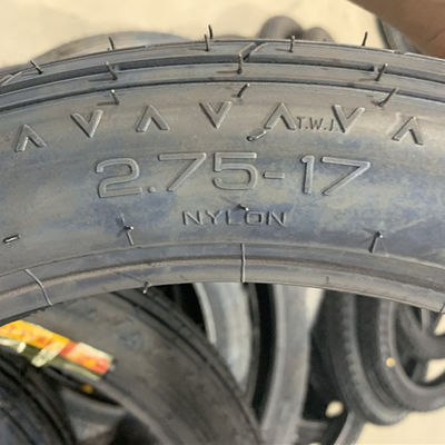 Verkoop van banden voor motorfietsen in Qingdao-haven 2.75-17