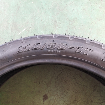 Goedkope 110/80-17 Natrual Rubber Motorcycle Tire met OEM Acceptabel in Vietnam