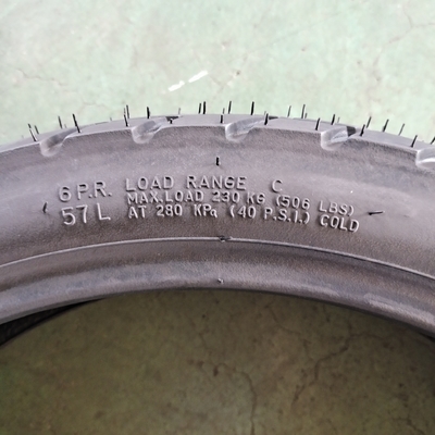 Goedkope 110/80-17 Natrual Rubber Motorcycle Tire met OEM Acceptabel in Vietnam