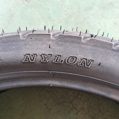 Goedkope 110/80-17 Natrual Rubber Motorcycle Tire met OEM Acceptabel in Vietnam