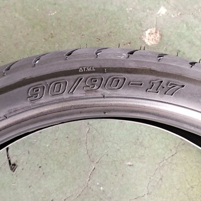 Zwarte natuurlijke rubber 90/90-17 Motorfietsband voor langdurige prestaties