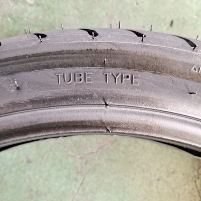 Zwarte natuurlijke rubber 90/90-17 Motorfietsband voor langdurige prestaties