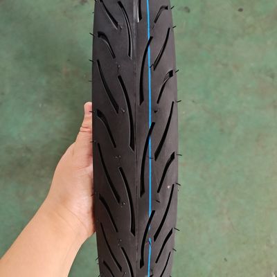 Zwarte banden voor motorrijtuigen / Llantas de Moto / Neumatico Moto met een rubbergehalte van 35% tot 55%