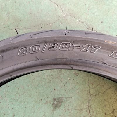 Zwarte banden voor motorrijtuigen / Llantas de Moto / Neumatico Moto met een rubbergehalte van 35% tot 55%