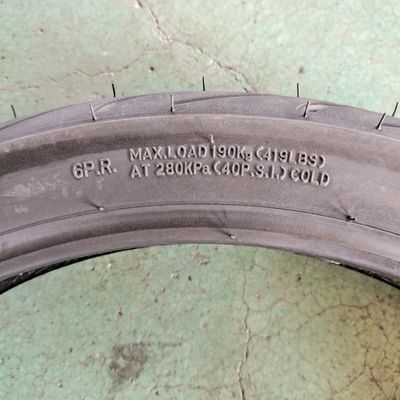 Zwarte banden voor motorrijtuigen / Llantas de Moto / Neumatico Moto met een rubbergehalte van 35% tot 55%