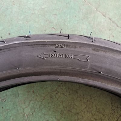 Zwarte banden voor motorrijtuigen / Llantas de Moto / Neumatico Moto met een rubbergehalte van 35% tot 55%