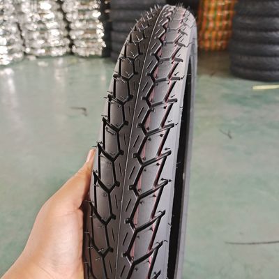 70/100-17 Butylrubber inner tube in black tire casing voor professionele motorfiets
