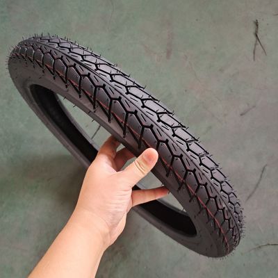 70/100-17 Butylrubber inner tube in black tire casing voor professionele motorfiets