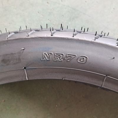 70/100-17 Butylrubber inner tube in black tire casing voor professionele motorfiets