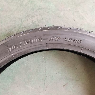 70/100-17 Butylrubber inner tube in black tire casing voor professionele motorfiets