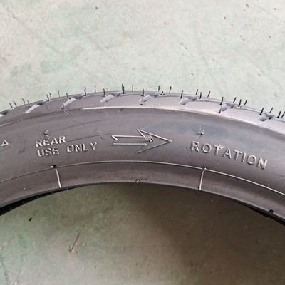 70/100-17 Butylrubber inner tube in black tire casing voor professionele motorfiets