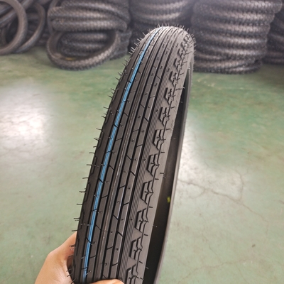 Laad Port Qingdao Motorfietsbanden en innerlijke buizen met butilrubberbuizen