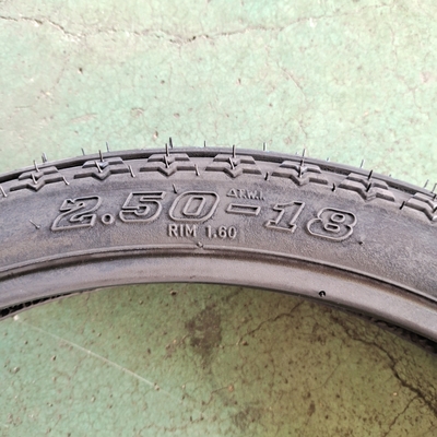 Laad Port Qingdao Motorfietsbanden en innerlijke buizen met butilrubberbuizen