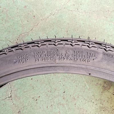Laad Port Qingdao Motorfietsbanden en innerlijke buizen met butilrubberbuizen