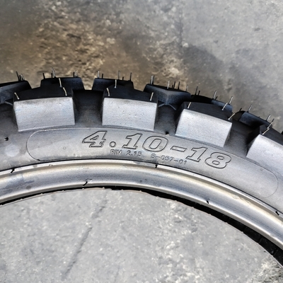 Motorfietsbanden Directe zwarte banden Gehalte Resistente kleur Motorfietsen banden 4.10-18