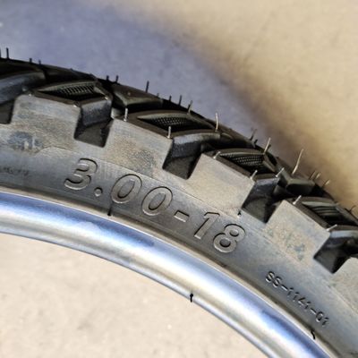 Qingdao-laadhaven 3.00-18 Motorfietsband en -buis met 6pr/8pr Ply-rating