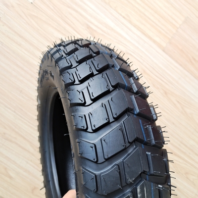Hoogwaardig rubbergehalte van 35%-55% 120/90-10 Motorfietsband voor verkoop in Qingdao-haven