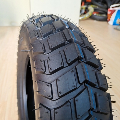 Hoogwaardig rubbergehalte van 35%-55% 120/90-10 Motorfietsband voor verkoop in Qingdao-haven
