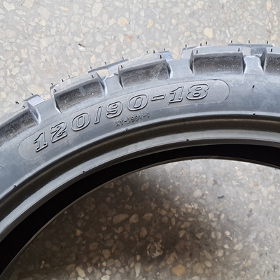 120/90-18 Hoge sterkte motorfietsband met natrual rubber en OEM acceptabel