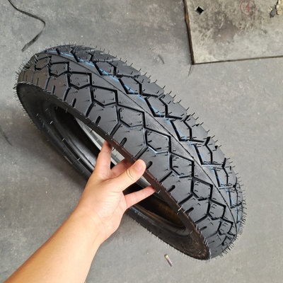 Motorrijwielband 110/90-16 met een gehalte aan natuurlijk rubber van 35% tot 55%