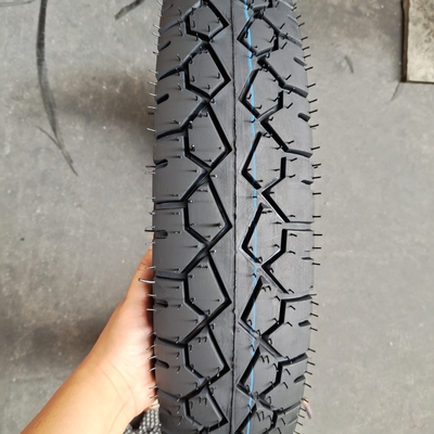 Motorrijwielband 110/90-16 met een gehalte aan natuurlijk rubber van 35% tot 55%