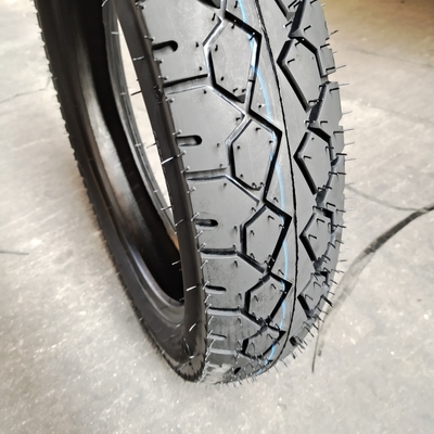 Motorrijwielband 110/90-16 met een gehalte aan natuurlijk rubber van 35% tot 55%