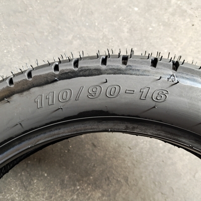 Motorrijwielband 110/90-16 met een gehalte aan natuurlijk rubber van 35% tot 55%